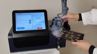 360 ° Döndürme Kolu Cilt Sıkılaştırma Akne Tedavisi 10600nm Fraksiyonel Co2 Lazer Makinesi